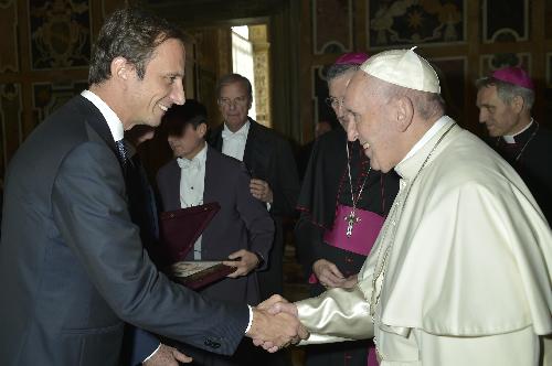 La stretta di mano tra il governatore della Regione, Massimiliano Fedriga, e il Santo Padre.