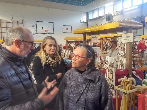 Il vicegovernatore Riccardi mentre visita la mostra mercato di San Pietro al Natisone