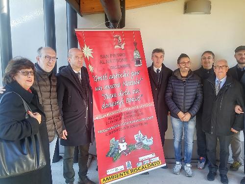 Il vicegovernatore Riccardi con le altre autorità, tra cui il vicepresidente del Consiglio regionale Stefano Mazzolini, all'inaugurazione della 15.a edizione del mercato natalizio di San Pietro al Natisone.