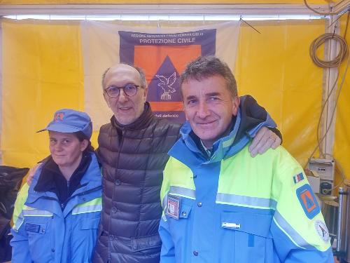 Il vicegovernatore Riccardi con due volontari della Protezione civile impegnati oggi a San Pietro del Natisone