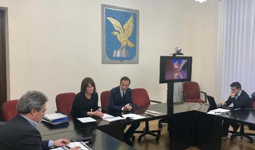 Il governatore del Friuli Venezia Giulia, Massimiliano Fedriga, e l'assessore al Lavoro, Alessia Rosolen, durante la conferenza stampa sulle Politiche attive del lavoro.