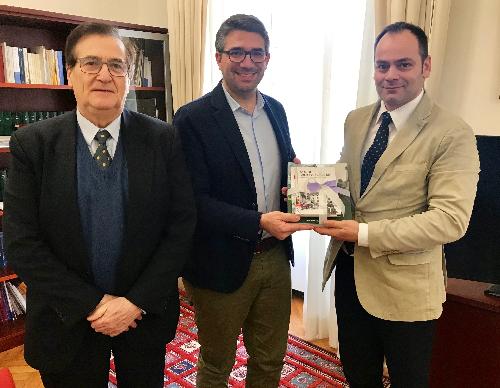 Un momento dell'incontro tra l’assessore regionale alle Autonomie locali, Pierpaolo Roberti, e i presidenti dell’assemblea e del consiglio di amministrazione del Consorzio Comunità collinare del Friuli, Marco Chiapolino (sindaco di Forgaria nel Friuli) e Mirco Daffara.