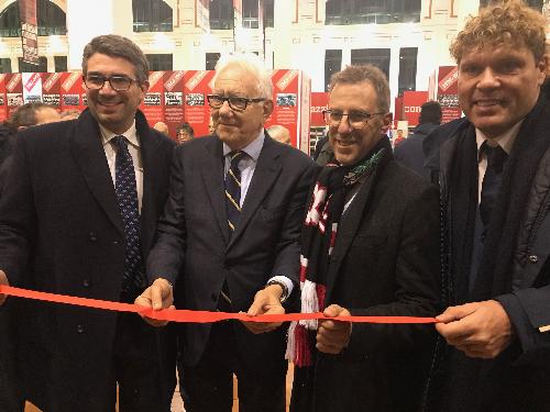 L’apertura al pubblico della mostra per il centenario Triestina, svoltosi questa sera a Trieste, alla presenza dell’assessore regionale alle Autonomie locali, Pierpaolo Roberti, dell’assessore comunale di Trieste allo Sport, Giorgio Rossi, del vicesindaco di Trieste, Paolo Polidori e dell’amministratore delegato della Triestina, Mauro Milanese.
