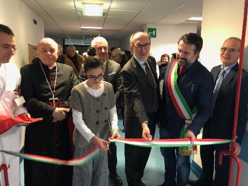 Il vicegovernatore del Friuli Venezia Giulia con delega alla Salute Riccardo Riccardi, all'inaugurazione della nuova risonanza magnetica, insieme all'arcivescovo di Udine Bruno Mazzocato, al direttore generale dell'Azienda Sanitaria n. 3 Pierpaolo Benetollo
e al sindaco di Tolmezzo Francesco Brollo