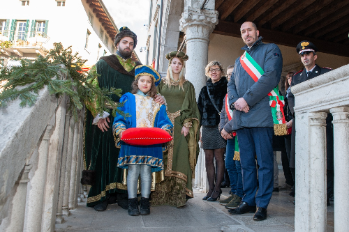 L'assessore regionale Barbara Zilli e il sindaco di Gemona Roberto Revelant alla partenza del corteo della rievocazione medievale per la Santa Messa del Tallero di Gemona. 