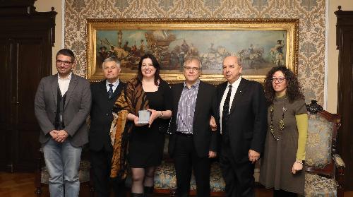 La consegna del Sigillo trecentesco della Città di Trieste al mezzosoprano Daniela Barcellona, da parte del sindaco Roberto Dipiazza, alla presenza dell'assessore regionale Pierpaolo Roberti (il primo da sinistra), dell'assessore comunale Serena Tonel e del maestro e marito della cantante, Alessandro Vitiello.