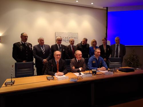 Il vicegovernatore del Friuli Venezia Giulia, Riccardo Riccardi, con il presidente della Fondazione Friuli, Giuseppe Morandini, e il maggiore Gaetano Farina, comandante della Pattuglia Acrobatica Nazionale Frecce Tricolori durante la presentazione del progetto "A scuola con le Frecce Trcolori" - Udine, 8 gennnaio 2019