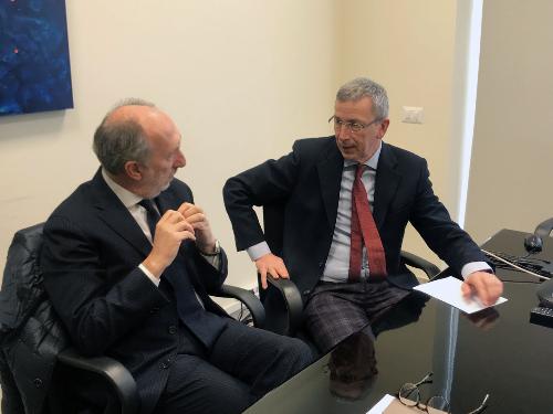 Il vicegovernatore del Friuli Venezia Giulia, Riccardo Riccardi, con il direttore generale del Cro di Aviano Adriano Marcolongo