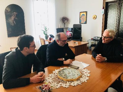 Il vicegovernatore della Regione Fvg Riccardo Riccardi, durante la visita al Piccolo Cottolengo di don Orione a Santa Maria La Longa, con don Luigi Pastrello, direttore del centro assistenziale ed educativo attivo dal 1956 e il sindaco di Santa Maria La Longa Igor Treleani.
