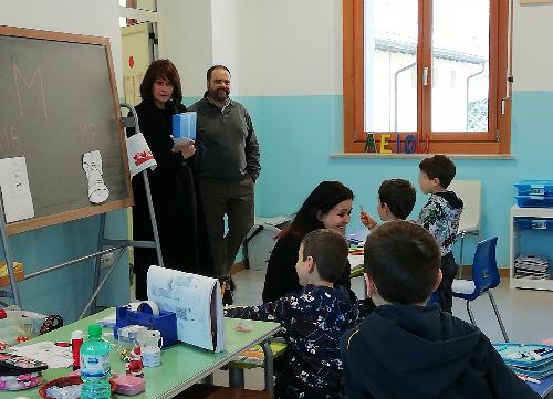 L'assessore regionale all'Istruzione Alessia Rosolen nella visita agli istituti scolastici della Valcanale.