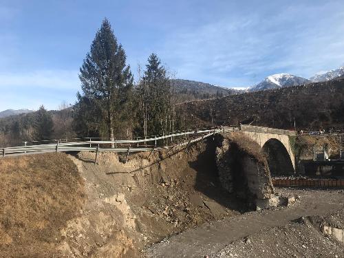 Il crollo subito dal ponte San Martino a Ovaro a causa dell'ondata di maltempo - Ovaro (Udine), 19 gennaio 2019.