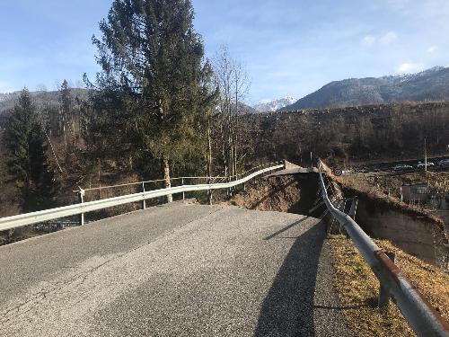 Il crollo subito dal ponte San Martino a Ovaro a causa dell'ondata di maltempo - Ovaro (Udine), 19 gennaio 2019.