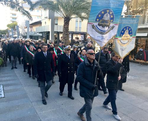 Il corteo lungo le vie di Lignano Sabbiadoro fino alla chiesa parrocchiale di San G. Bosco per la celebrazione della Santa Messa