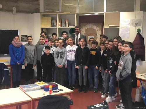 L'assessore regionale alle Autonomie locali, Pierpaolo Roberti, con gli alunni della 1F della scuola secondaria di primo grado "G.Bianchi" di Codroipo e l'insegnante Sonia Zanello -  Codroipo, 28 gennaio 2019.