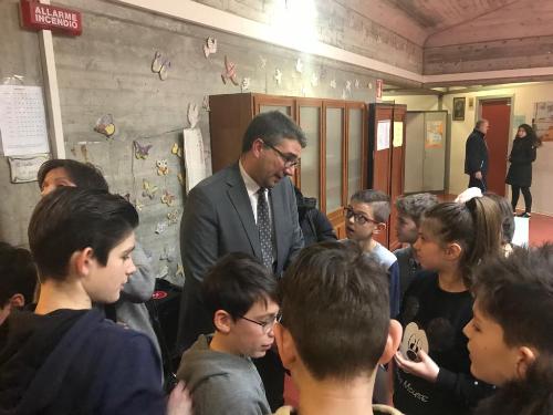 L'assessore regionale alle Autonomie locali, Pierpaolo Roberti, con gli alunni della 1F della scuola secondaria di primo grado "G.Bianchi" di Codroipo -  Codroipo, 28 gennaio 2019.