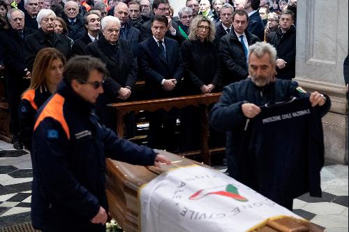 La cerimonia dei Funerali di Stato di Giuseppe Zamberletti a cui ha partecipato il governatore Fedriga, visibile nella terza fila sulla destra.
