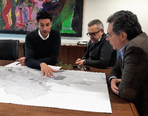 L'assessore regionale alle Infrastrutture e Territorio Graziano Pizzimenti nell'incontro con il sindaco di Pasiano Edi Piccinin alla presenza del consigliere regionale Ivo Moras a Udine.