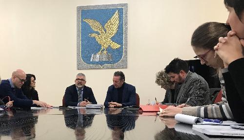 L'assessore regionale Fabio Scoccimarro durante l'incontro con i gestori di rifiuti urbani