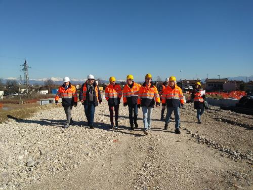 L’assessore regionale alle Infrastrutture e territorio, Graziano Pizzimenti, in sopralluogo al cantiere del ponte sul fiume Torre lungo la provinciale 50. Chiopris-Viscone (Ud) - 6 febbraio 2019.