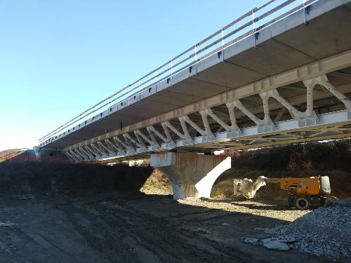 Il ponte sul fiume Torre in costruzione lungo la provinciale 50. Chiopris-Viscone (Ud) - 6 febbraio 2019.