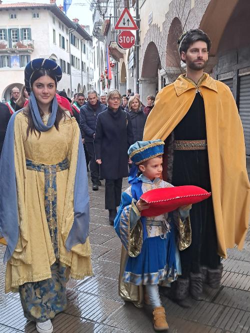 Il tallero in corteo in costume lungo via Bini a Gemona