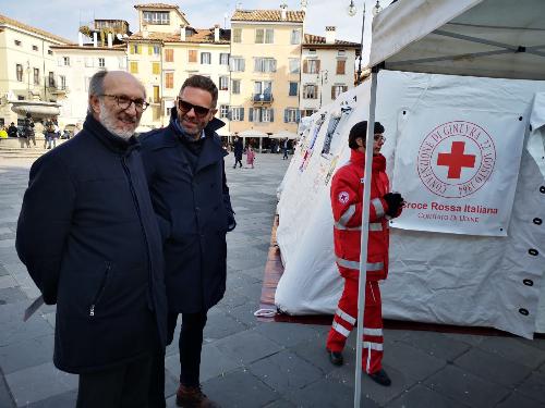 Il vicegovernatore del Fvg, Riccardo Riccardi, a Udine in piazza San Giacomo, alla manifestazione contro le violenze agli operatori sanitari frutto della campagna della Croce Rossa Italiana "Non sono un bersaglio" 