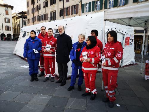 Il vicegovernatore del Fvg, Riccardo Riccardi, a Udine in piazza San Giacomo, con i volontari della Croce Rossa Italiana.