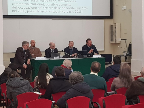 L'assessore regionale all'Ambiente Fabio Scoccimarro interviene al convegno Uniud "I cambiamenti climatici: sfide e opportunità per l'Italia e il FVG" nella sala Tomadini a Udine.