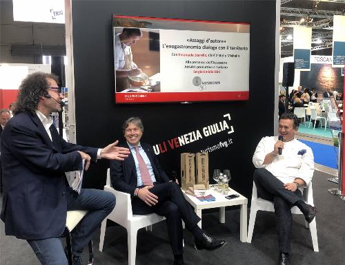 L'assessore regionale alle Attività produttive Sergio Emidio Bini con lo chef stellato Emanuele Scarello nello spazio espositivo del Friuli Venezia Giulia alla Borsa internazionale del turismo (Bit) di Milano.