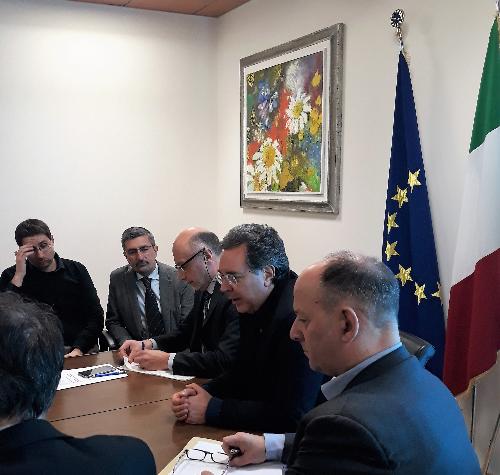 L'assessore regionale Graziano Pizzimenti alla riunione con amministratori e imprenditori del territorio attraversato dalla linea ferroviaria Sacile-Gemona