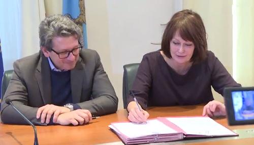 L'assessore regionale a Formazione e Lavoro Alessia Rosolen e il presidente dell'Authority Zeno D'Agostino alla firma del protocollo