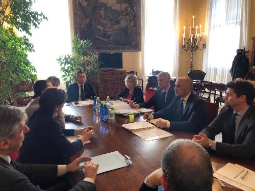 Il tavolo di confronto con gli amministratori della Regione Veneto a cui ha partecipato l'assessore regionale al Bilancio e Patrimonio del Friuli Venezia Giulia Barbara Zilli