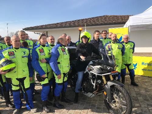 Il vicegovernatore con delega alla Protezione Civile del Fvg, Riccardo Riccardi, a Palmanova, durante la presentazione con i soci della Motostaffetta Friulana, del motoveicolo speciale per le operazioni di soccorso.