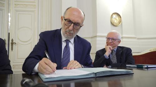 L'assessore Riccardi mentre sigla il Protocollo