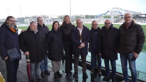 Il vicegovernatore con delega a Cultura e sport Mario Anzil con la delegazione di amministartori e tecnici in visita allo stadio Teghil di Lignano Sabbiadoro
