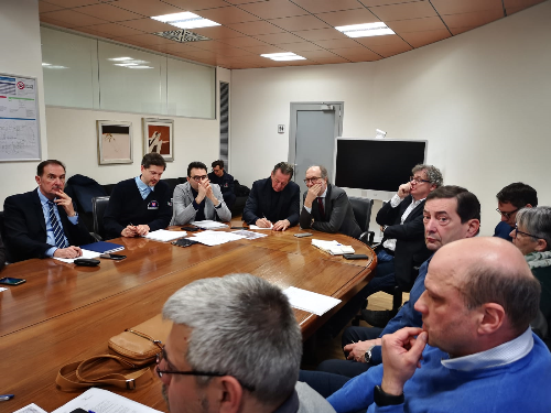 Il vertice sull'emergenza acqua a dieci giorni dall'ordinanza del Comune di Aviano che ne ha sospeso l'erogazione a fini potabili nella sede della Regione a Udine