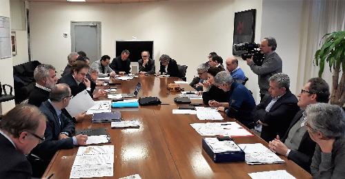 Il vicegovernatore del FVG Riccardo Riccardi e l'assessore all'Ambiente Fabio Scoccimarro nel corso del secondo vertice sull'emergenza acqua a dieci giorni dall'ordinanza del Comune di Aviano che ne ha sospeso l'erogazione a fini potabili