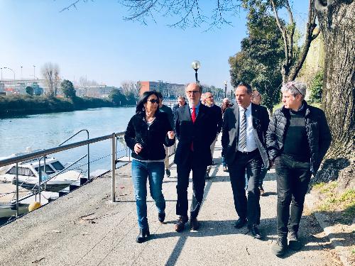 Il vicegovernatore con delega alla Protezione civile Riccardo Riccardi nel sopralluogo con il sindaco di Monfalcone, Anna Cisint, alla cerimonia per la consegna dei lavori sulla banchina del canale Valentinis Anna Cisint, presente il consigliere regionale Giuseppe Nicoli