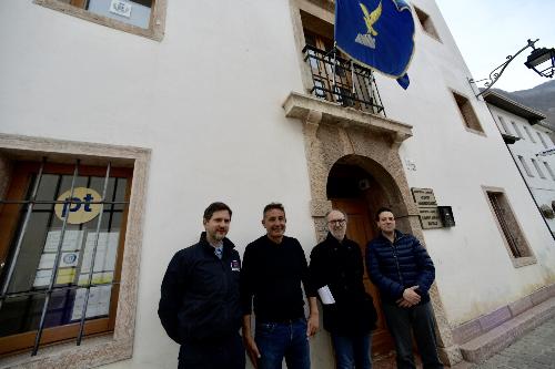 Il vicegovernatore del Friuli Venezia Giulia, Riccardo Riccardi, con i sindaci dei Comuni di Cimolais e Erto e Casso, Davide Protti e Antonio Carrara.