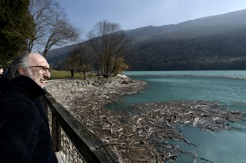 Il vicegovernatore del Friuli Venezia Giulia, Riccardo Riccardi, durante il sopralluogo effettuato a Barcis.