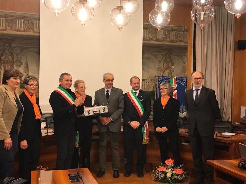 Il vicegovernatore del Friuli Venezia Giulia con delega alla Salute, Riccardo Riccardi, alla cerimonia di consegna del Gamma Finder, sonda per individuare il nodulo sentinella, donato dall'associazione Andos Comitato di Codroipo all'ospedale di San Daniele del Friuli.
