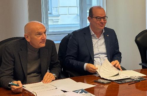 Il vicegovernatore con delega alla Cultura Mario Anzil (a destra) nel corso della seduta odierna di Giunta