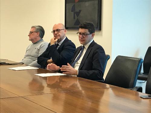 L'assessore regionale ai Sistemi informativi, Sebastiano Callari, in conferenza stampa, a Udine, con il presidente di Insiel spa, Simone Puksic.