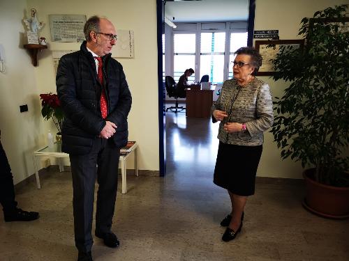 Il vicegovernatore del Friuli Venezia Giulia con delega alla Salute, Riccardo Riccardi, oggi all'hospice dell'associazione via di Natale, con la direttrice Carmen Rosset Gallini.