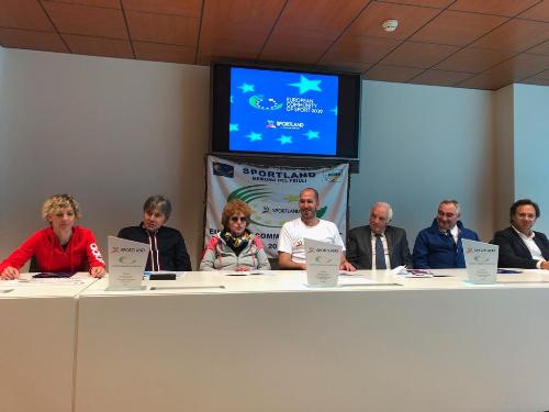 Gli assessori regionali allo Sport, Tiziana Gibelli, alle Attività produttive e al turismo, Sergio Bini, e alle Finanze, Barbara Zilli, con il sindaco di Gemona Roberto Revelant alla presentazione del programma Sportland in Regione a Udine 