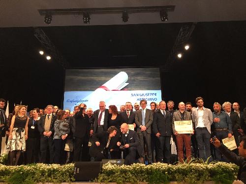 La foto di gruppo con l'assessore regionale Bini, il presidente del Consiglio regionale Piero Mauro Zanin e gli artigiani premiati dal presidente di Confartigianato Graziano Tilatti.