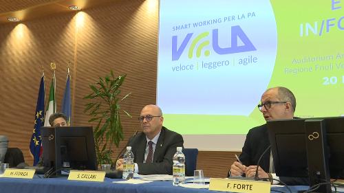 L'assessore regionale alla Funzione pubblica, Sebastiano Callari, e il direttore centrale, Francesco Forte, durante i lavori dell'evento informativo "Progetto VELA: Smart working per la Pubblica amministrazione" - Udine, 20 marzo 2019.