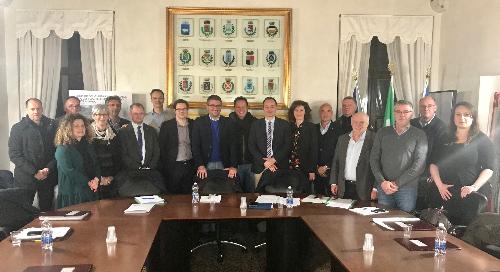 L'assessore regionale alle Autonomie locali, Pierpaolo Roberti, e i sindaci aderenti al Consorzio Comunità collinare del Friuli