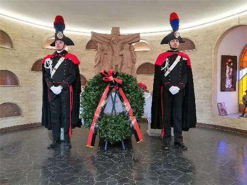 La deposizione della corona d'alloro nel tempio ossario a Tarvisio