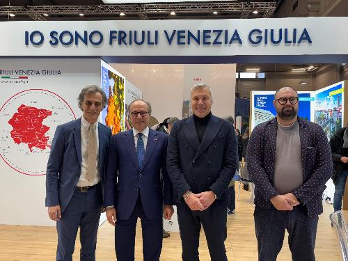 L'assessore regionale alle Attività produttive e turismo Sergio Emidio Bini (secondo da destra) durante la visita di questa mattina allo stand Fvg all'interno della Ferien-Messe di Vienna, assieme all'ambasciatore d'Italia a Vienna Giovanni Pugliese ((secondo da sinistra), al direttore di Enit Austria Andrea Colonnelli (primo da sinistra) e del direttore di PromoturismoFVG Iacopo Mestroni (primo da destra).